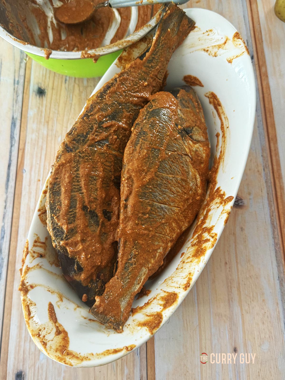 The fish covered in the marinade.
