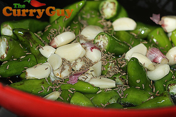 Making green chilli chutney