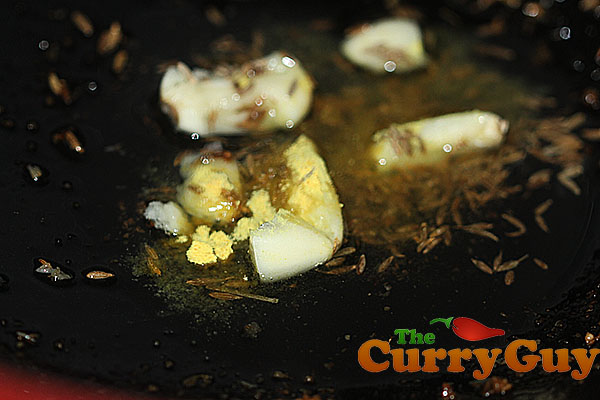 Making green chilli chutney