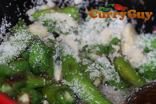 Making green chilli chutney