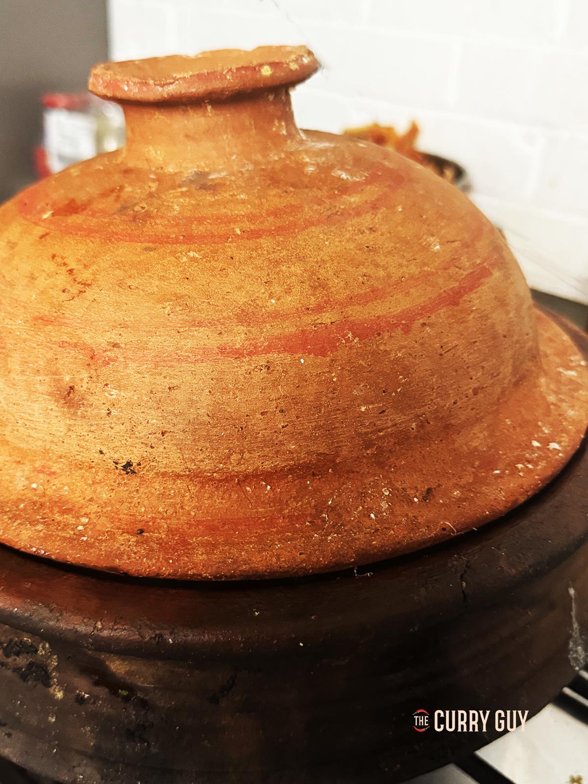 Covering the mussels to let them steam. 