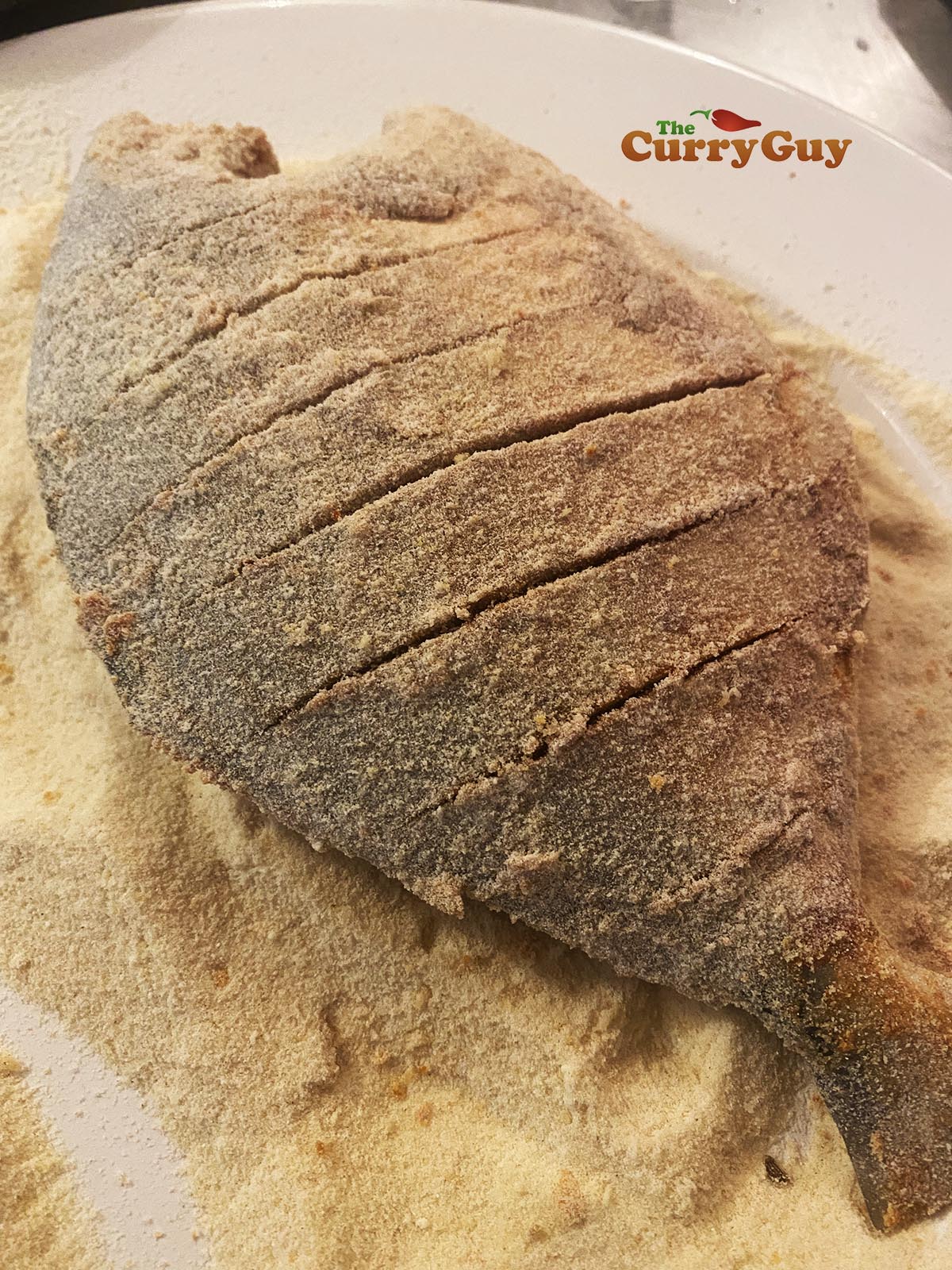 Coating fish with semolina