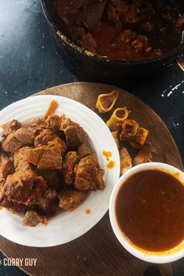 Pre-cooked meat for curries