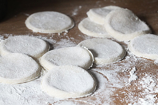 Dough circles for Mandarin Pancakes