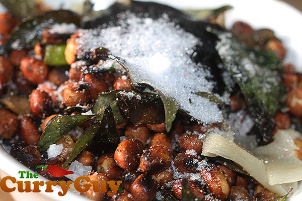 Making peanut and tamarind chutney