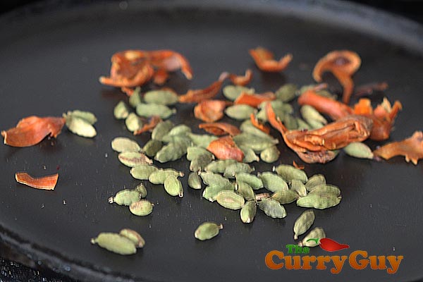 Making cardamom and mace powder