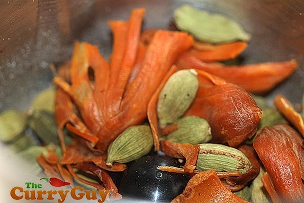 Making cardamom and mace powder