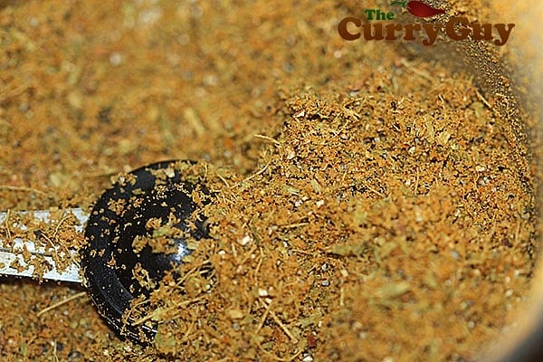 Making cardamom and mace powder