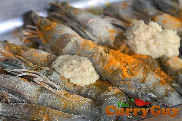 Making tandoori prawns