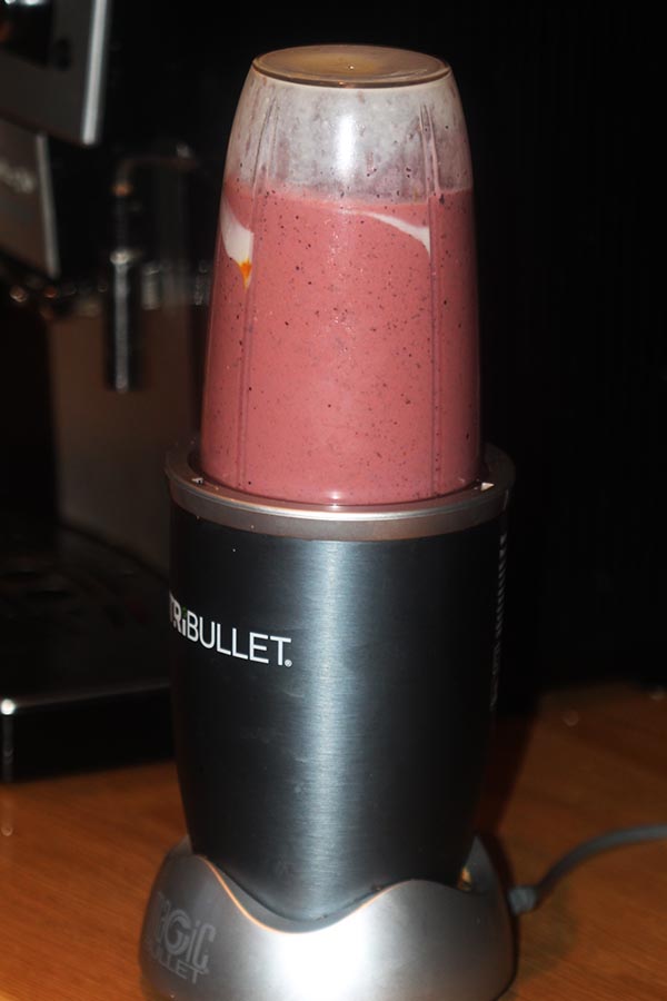 Making blueberry lassi