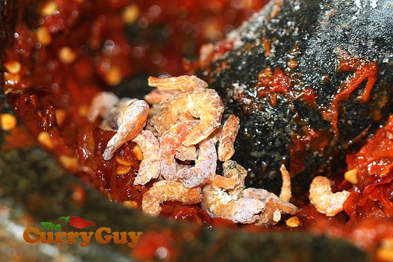 Making chilli sambol