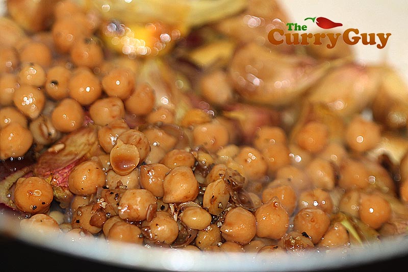 Making garlic & chickpea soup