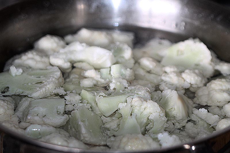 Making cauliflower gratin