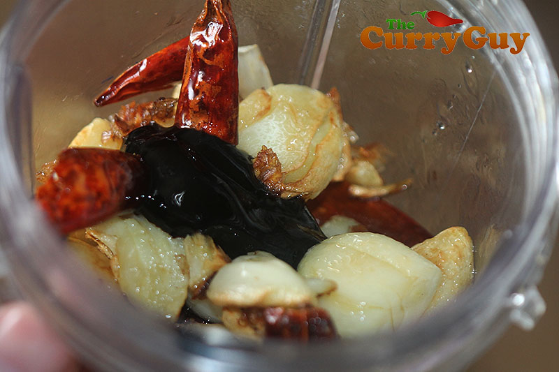 Making garlic chutney