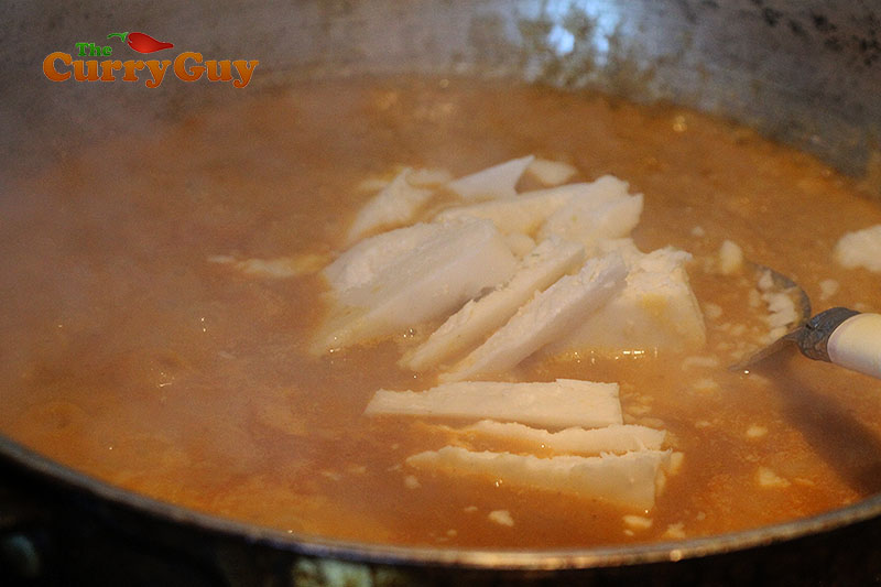 Making a korma paste or daag