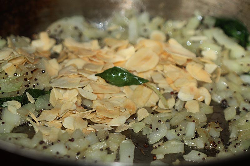 Adding garlic flakes to mince pork curry