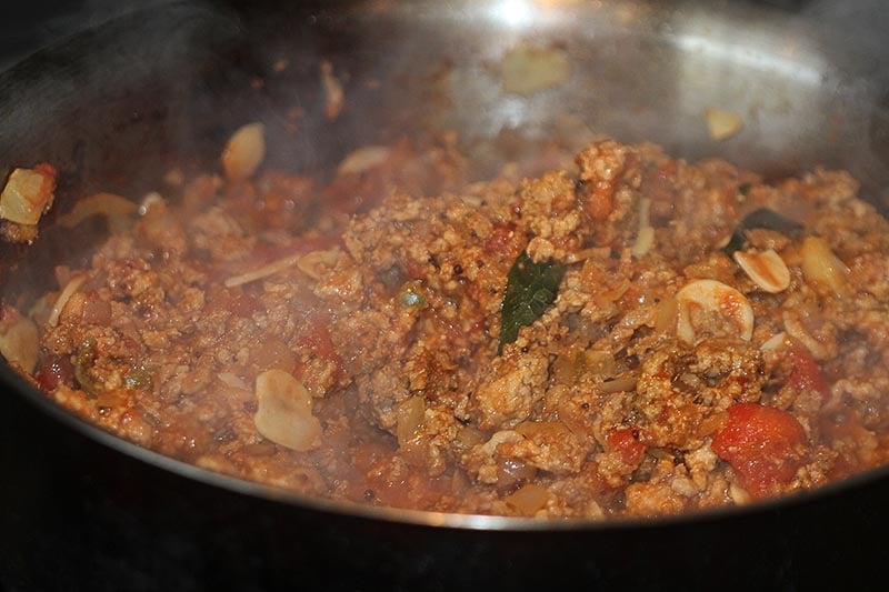 Making pork mince curry