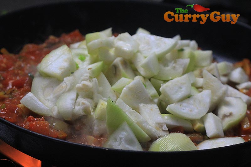 Making tinda masala