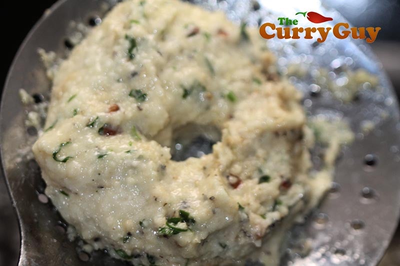 Making uzhunna Vada