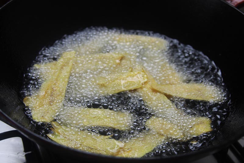 Making plantain crisps