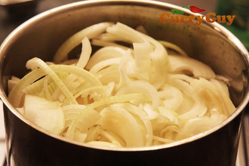 Making base curry sauce