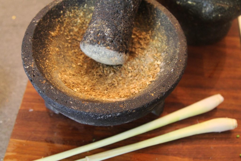 Making thai red curry paste