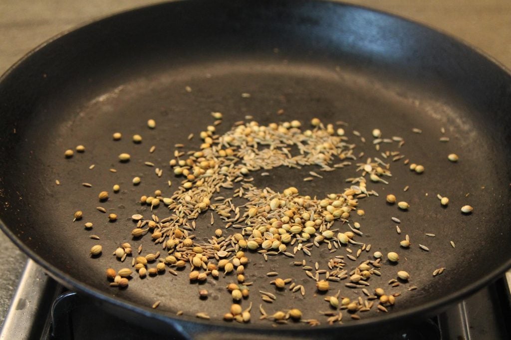 Making Thai red curry paste