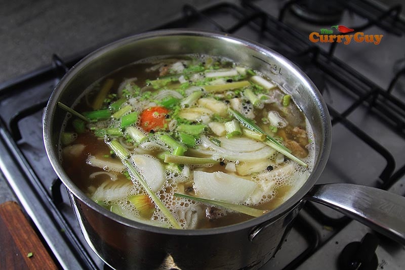 Adding vegetables to pork broth