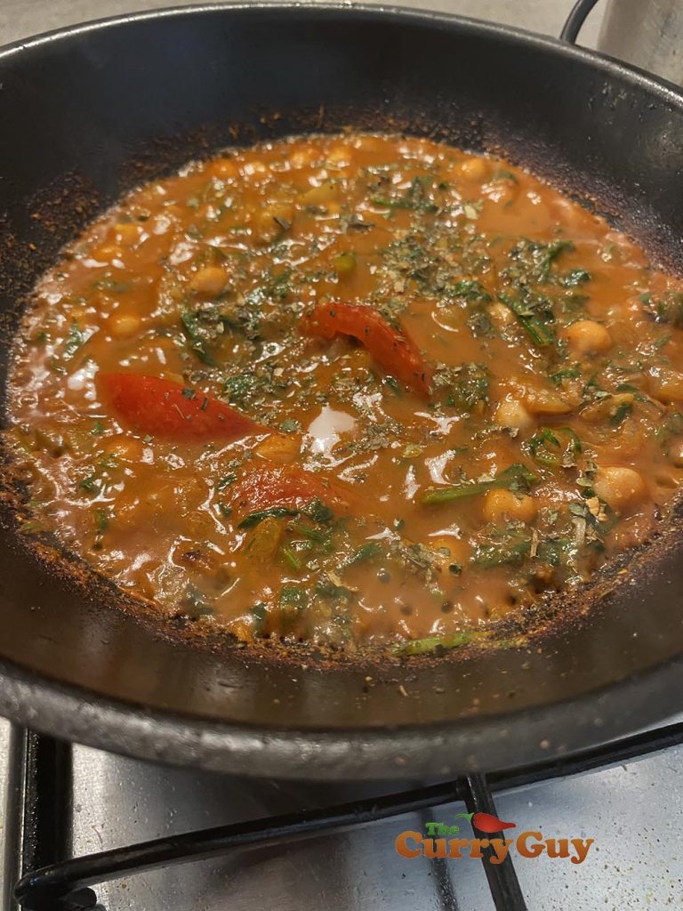 Chana saag balti