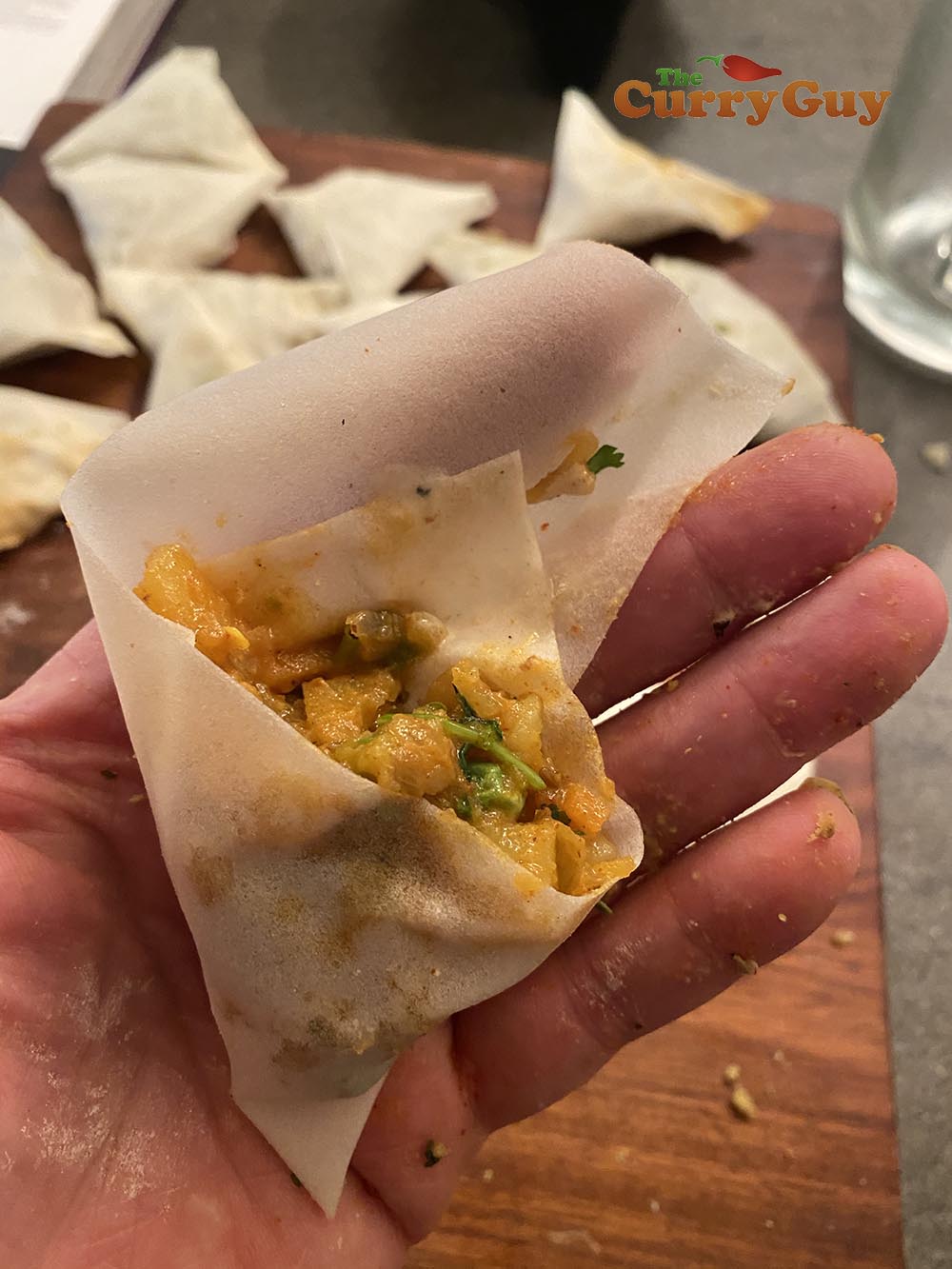 Filling samosa