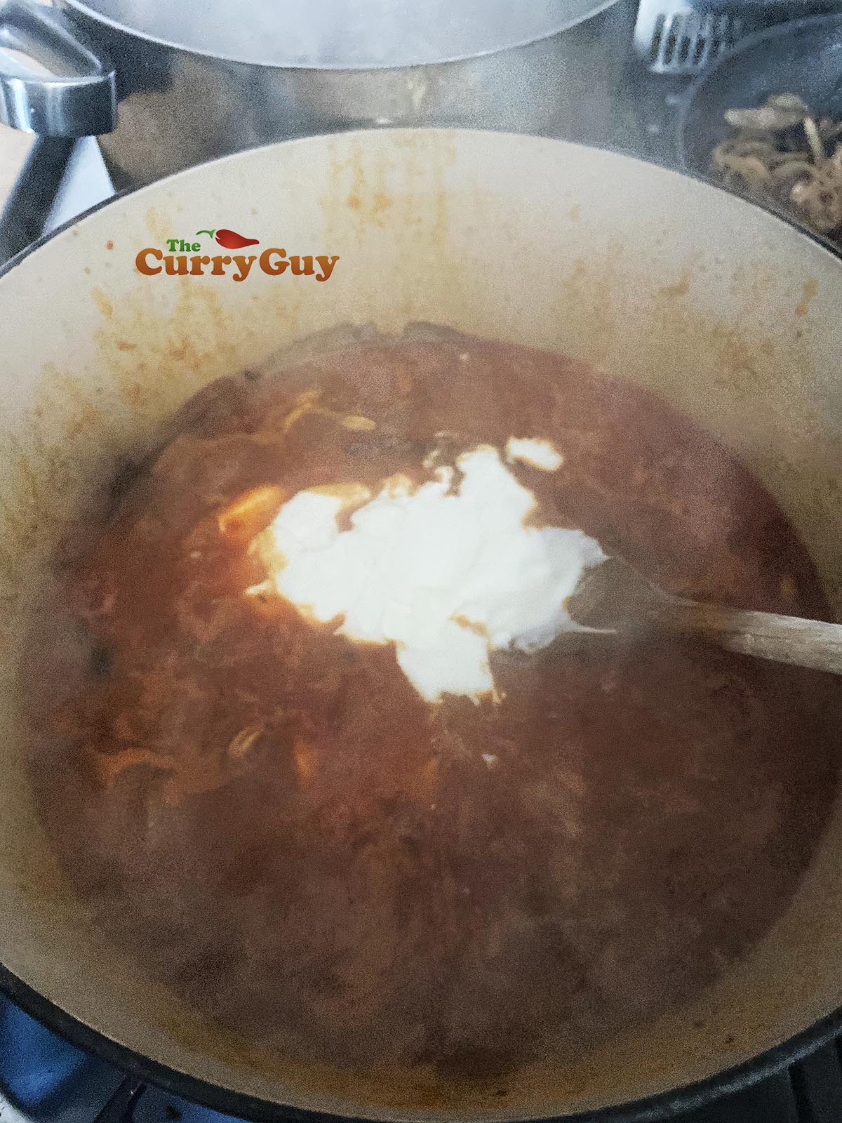 Adding yoghurt to the sauce