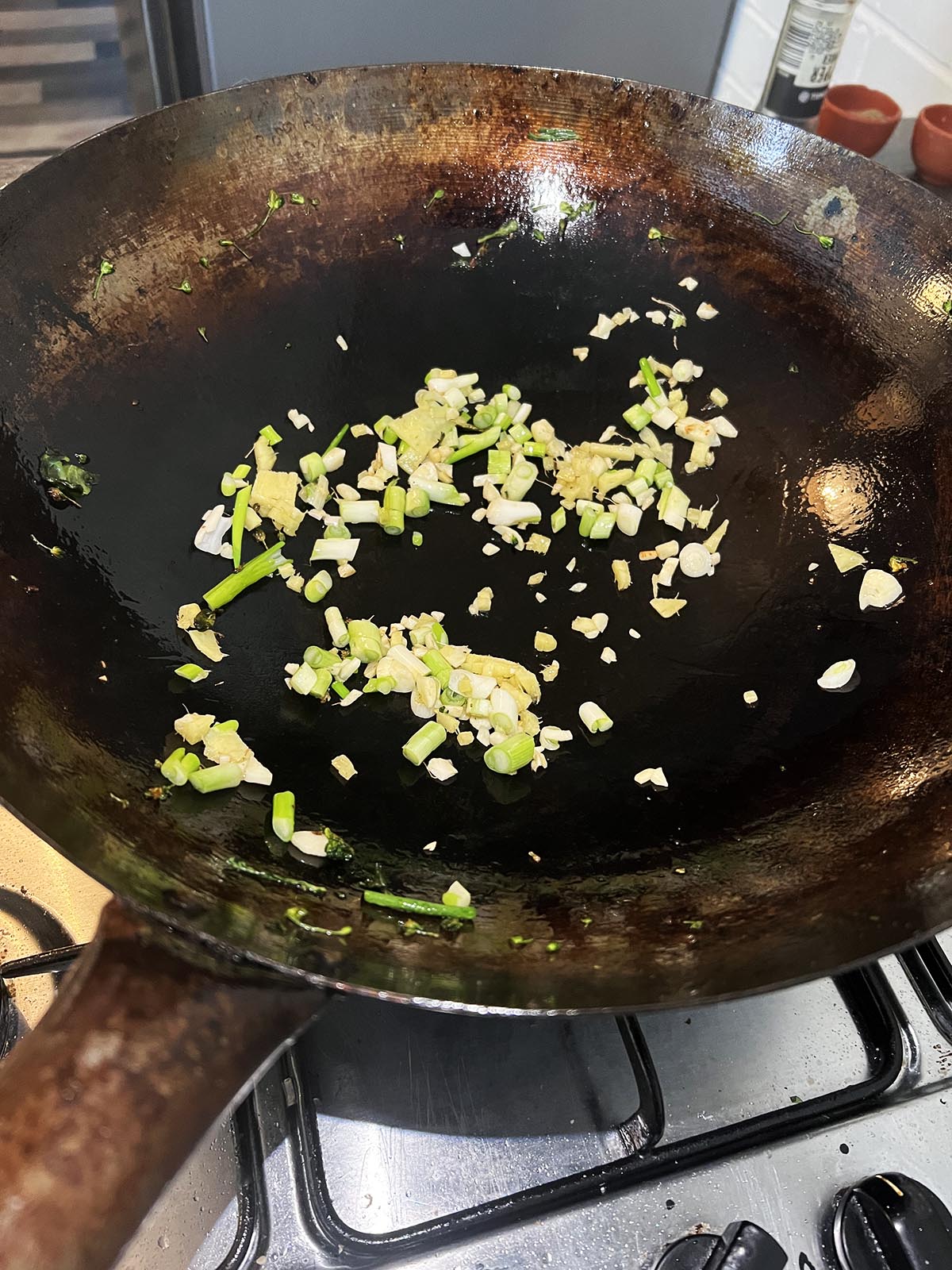 Frying aromatic ingredients