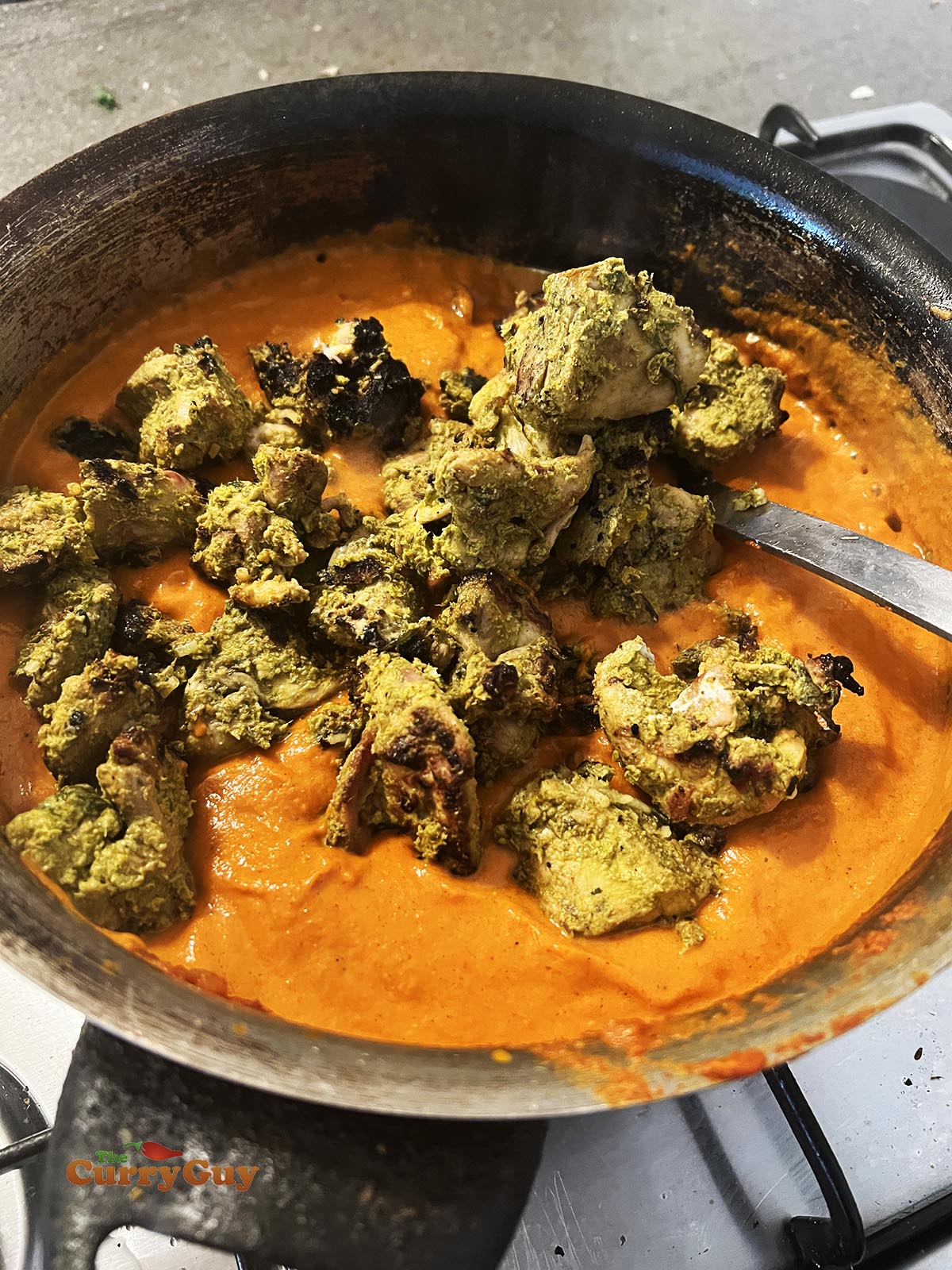 Adding tandoori chicken to the sauce