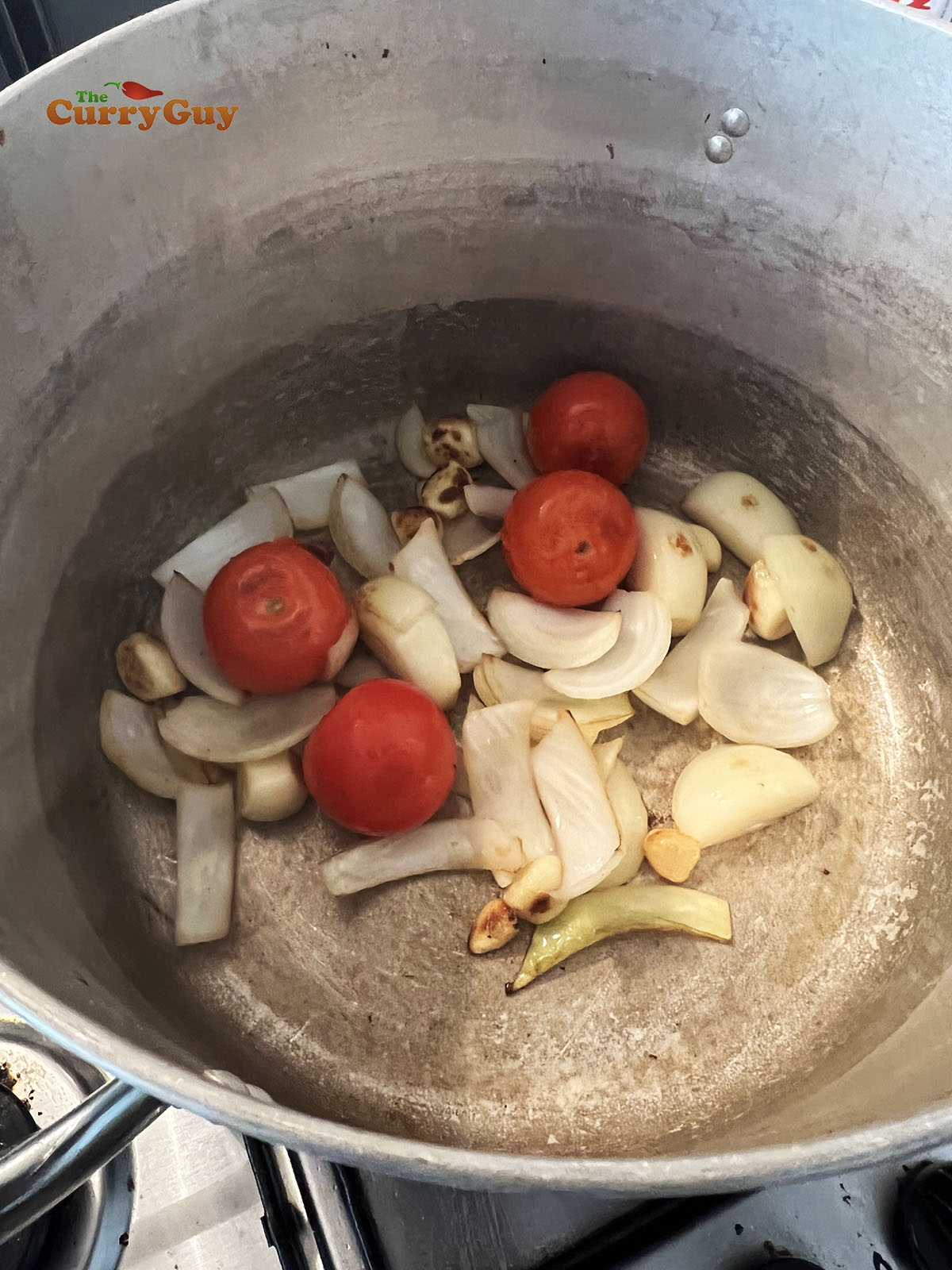Roasting tomatoes, onions and garlic