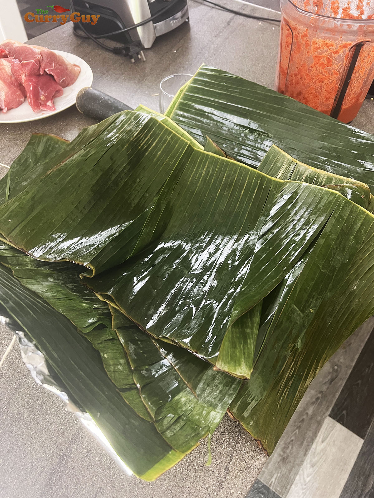 Banana leaves in the roasting pan.