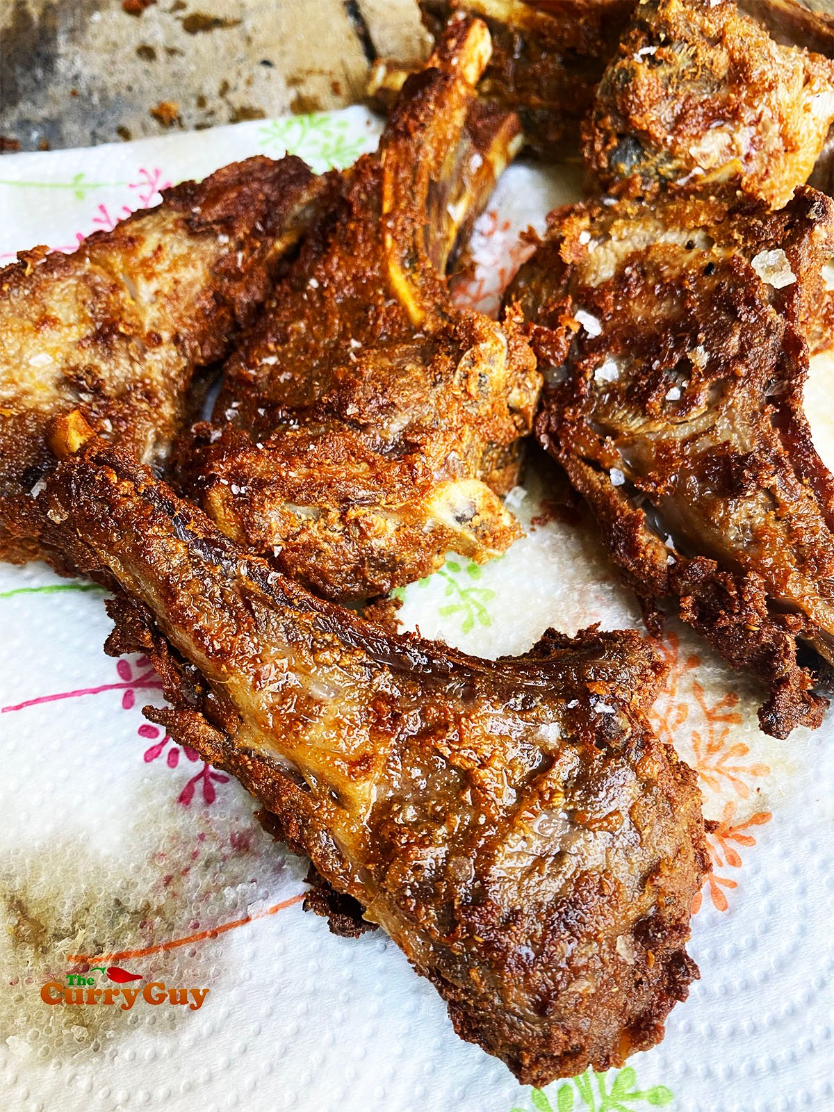 Fried lamb chops on a paper towel.