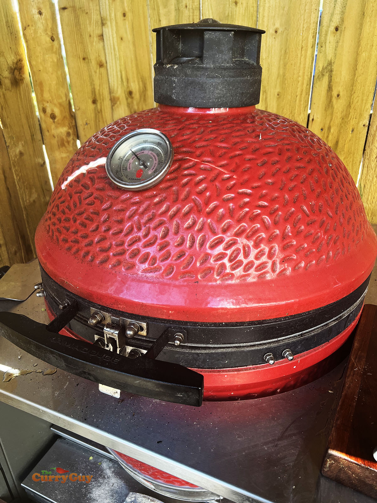 Covering the barbecue to bake the fish