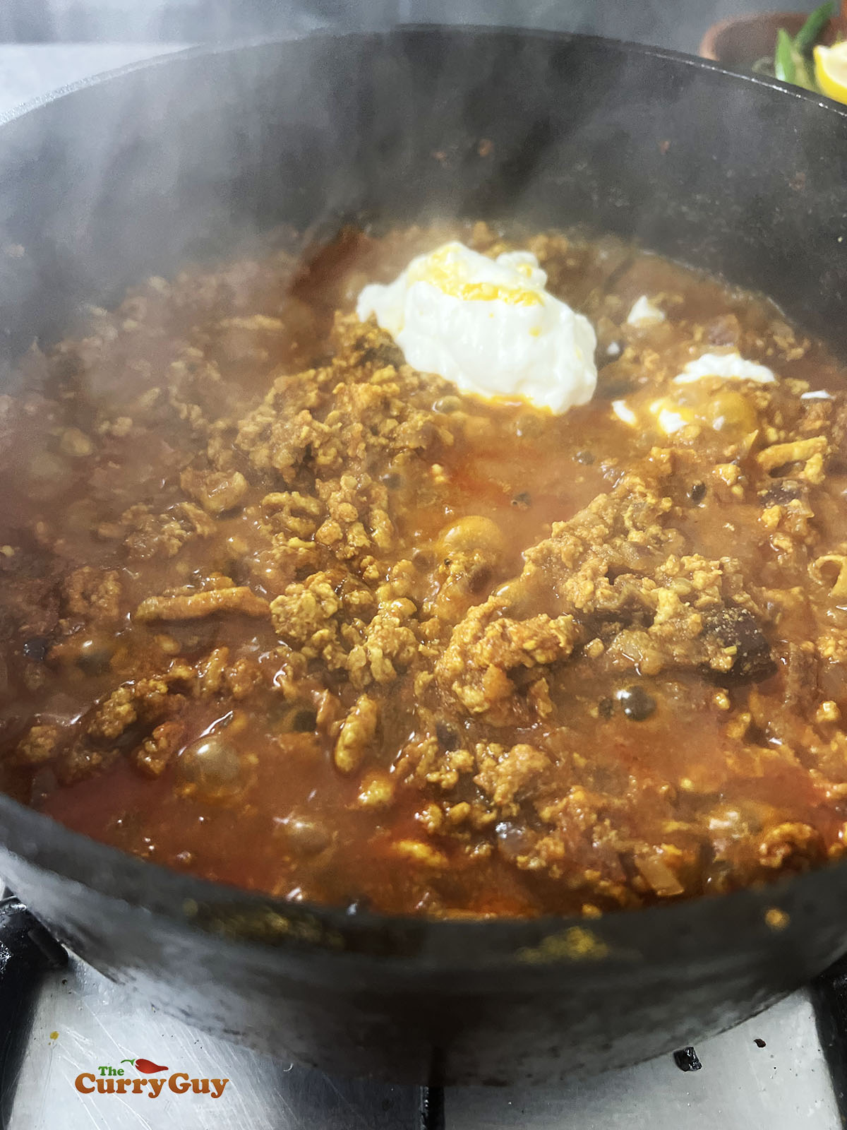 Adding yoghurt to the sauce.