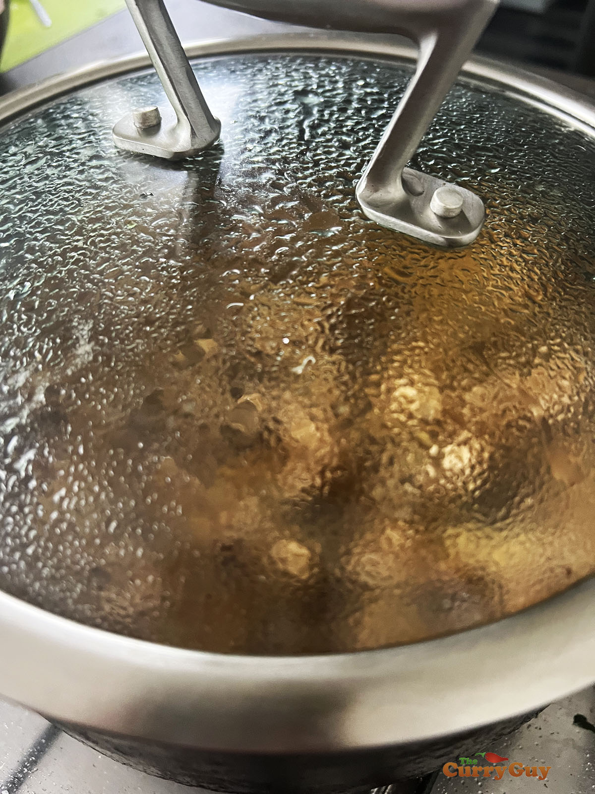 Simmering the curry, covered for 20 minutes.