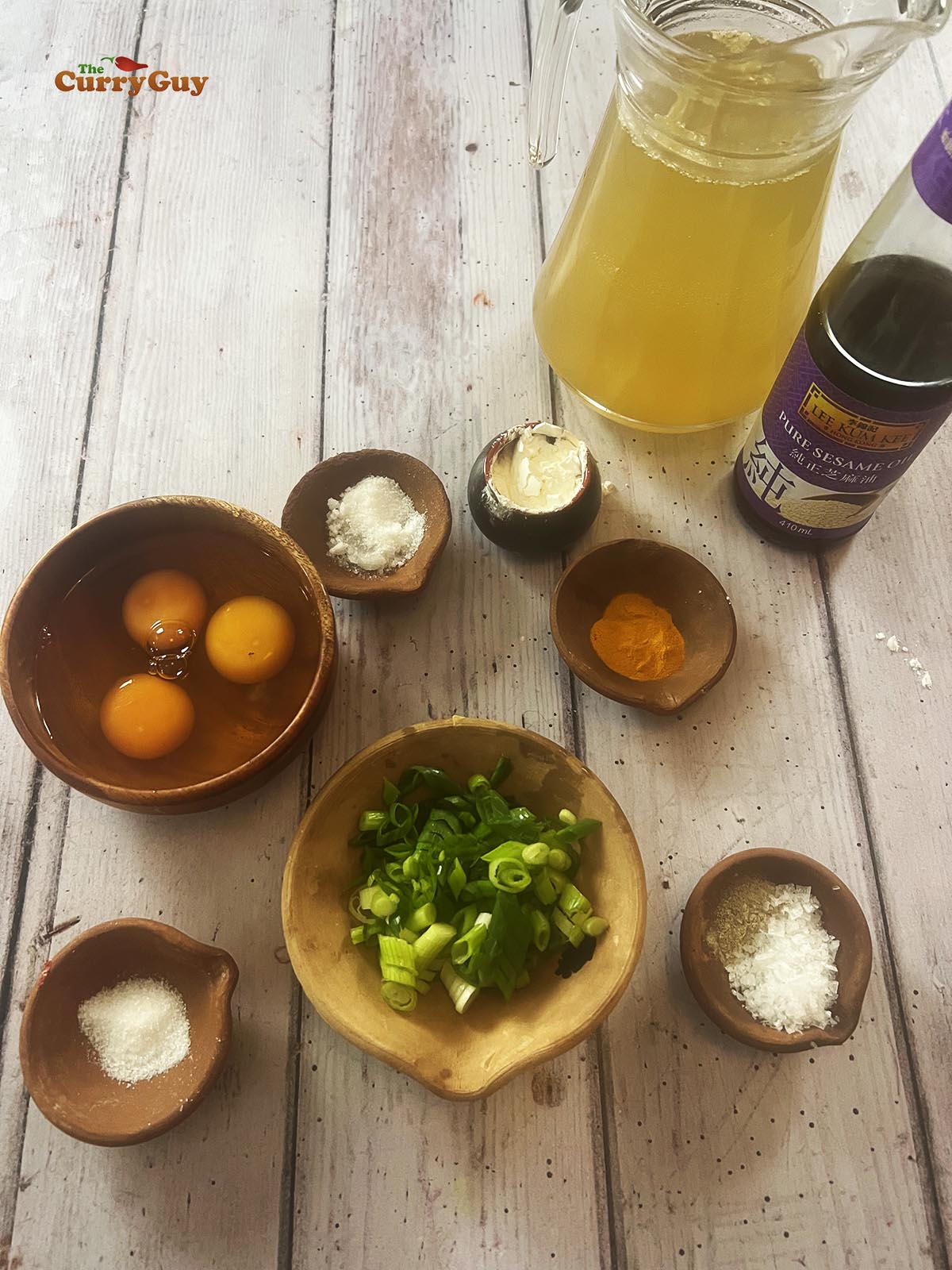 Ingredients for Chinese egg drop soup.
