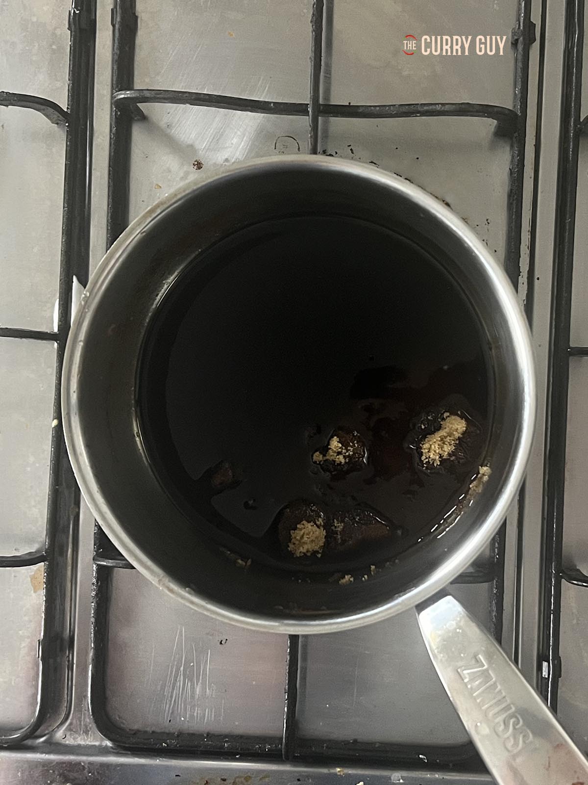 Simmering the soy sauce and sugar in a saucepan.