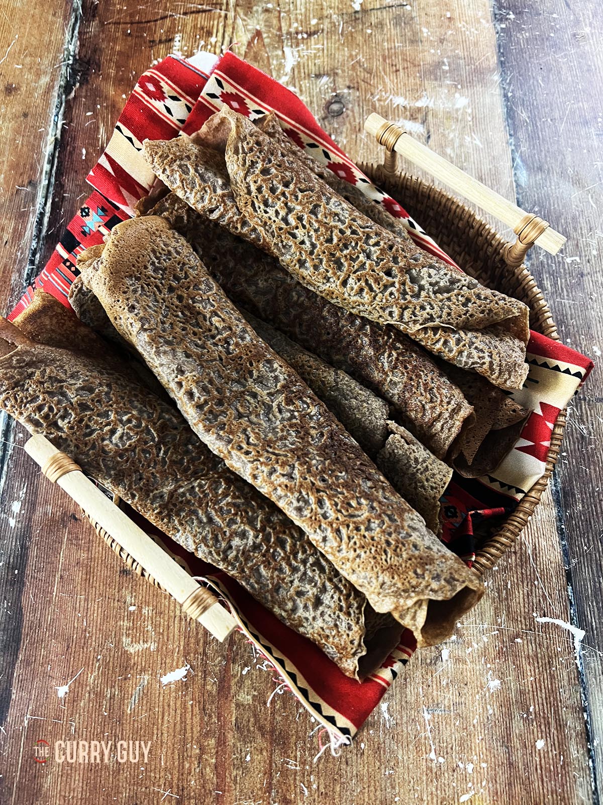 Injere flatbread in a serving dish.