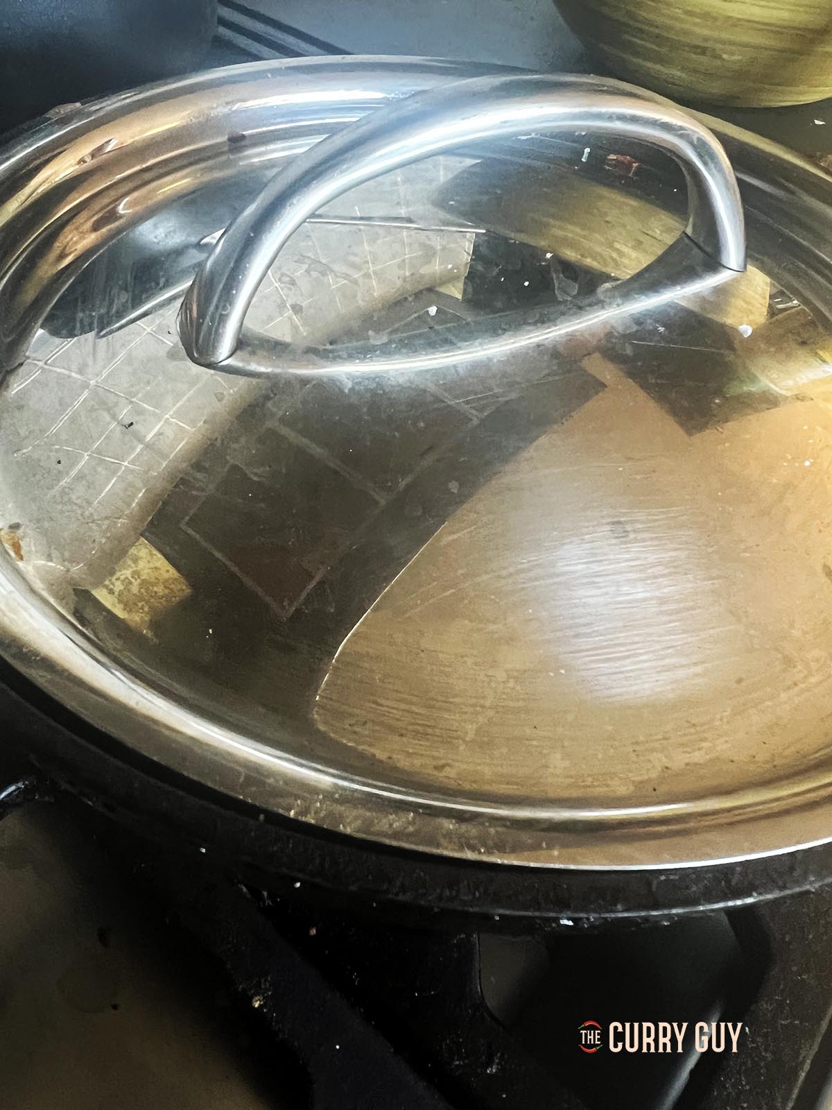 Covering the pan to continue cooking the injere.