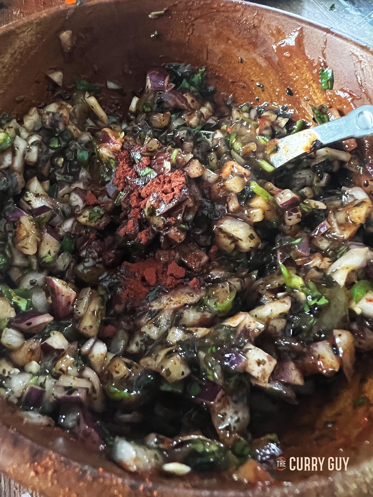 Adding red food colouring to the chutney.