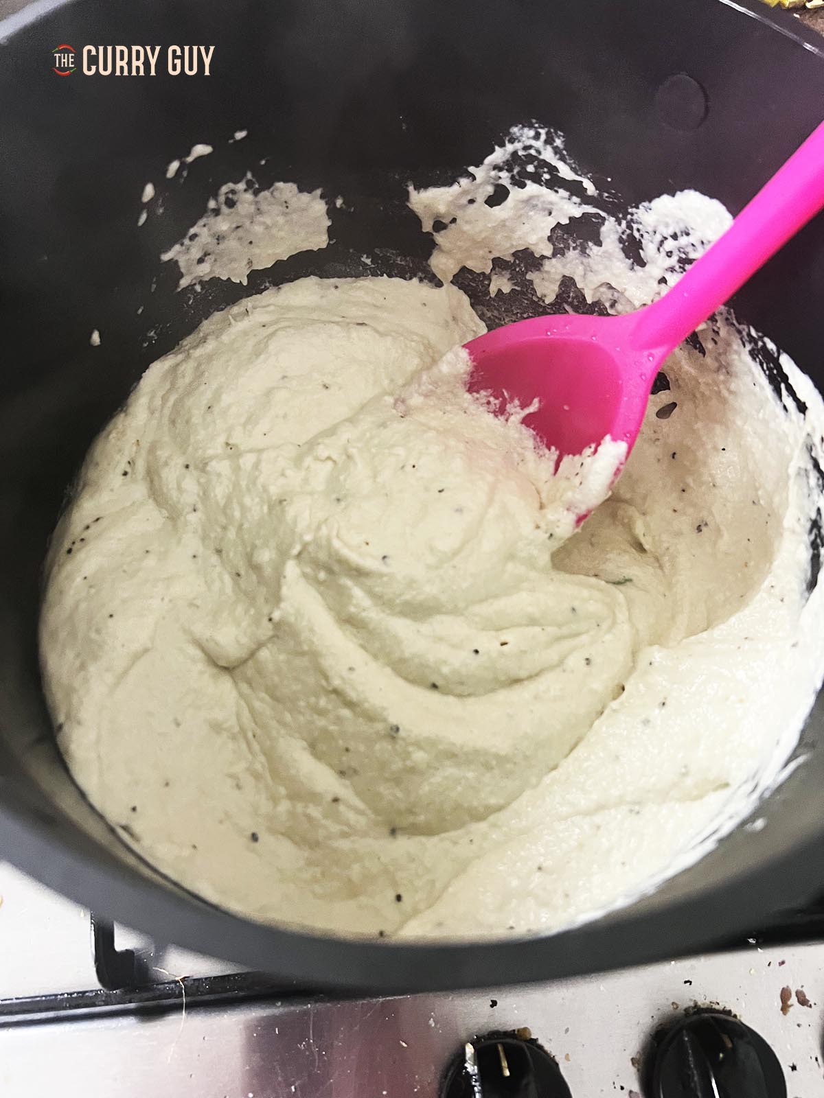 The finished white gravy.