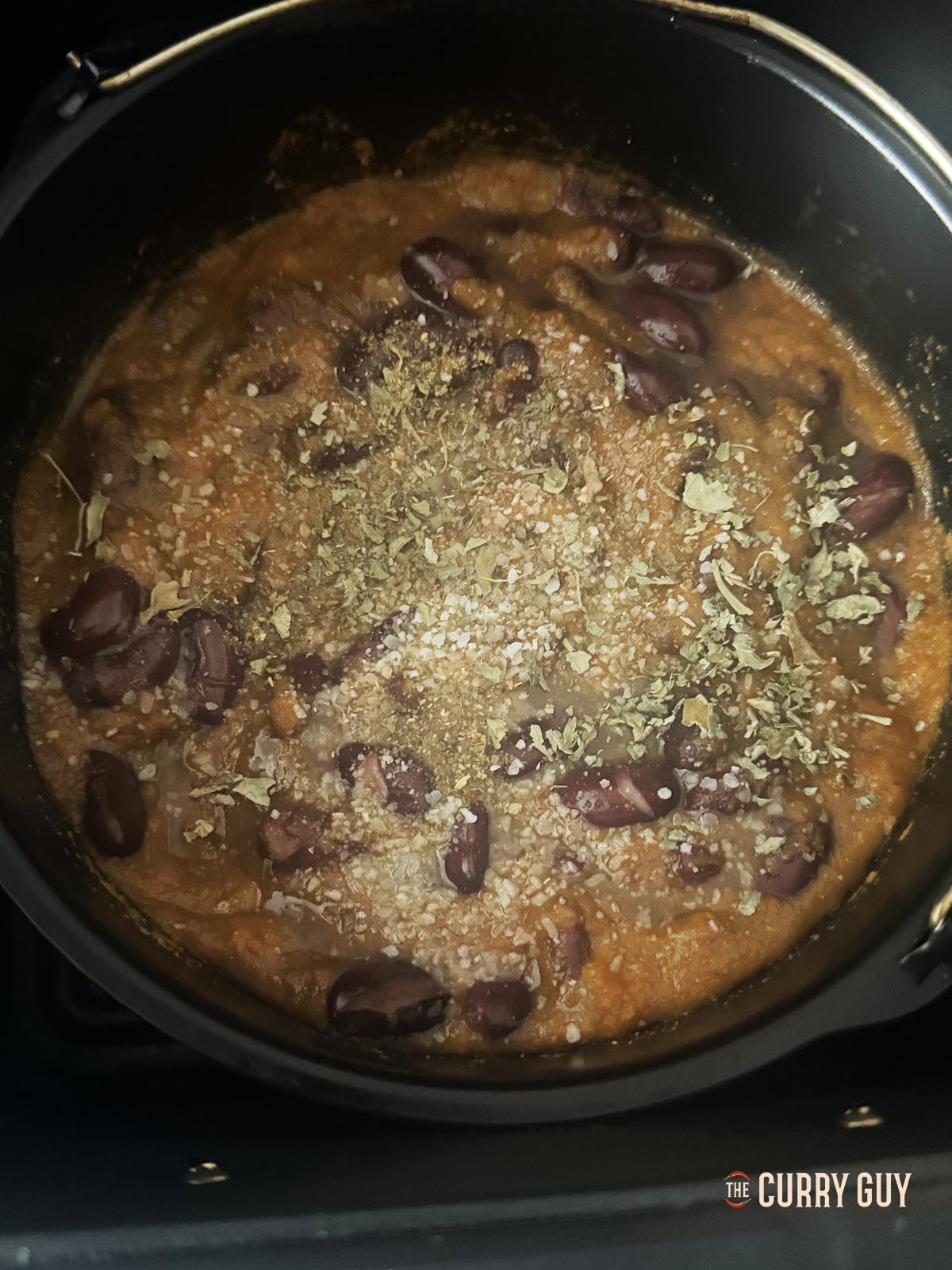 Adding the kasoori methi, garam masala and salt to the curry.