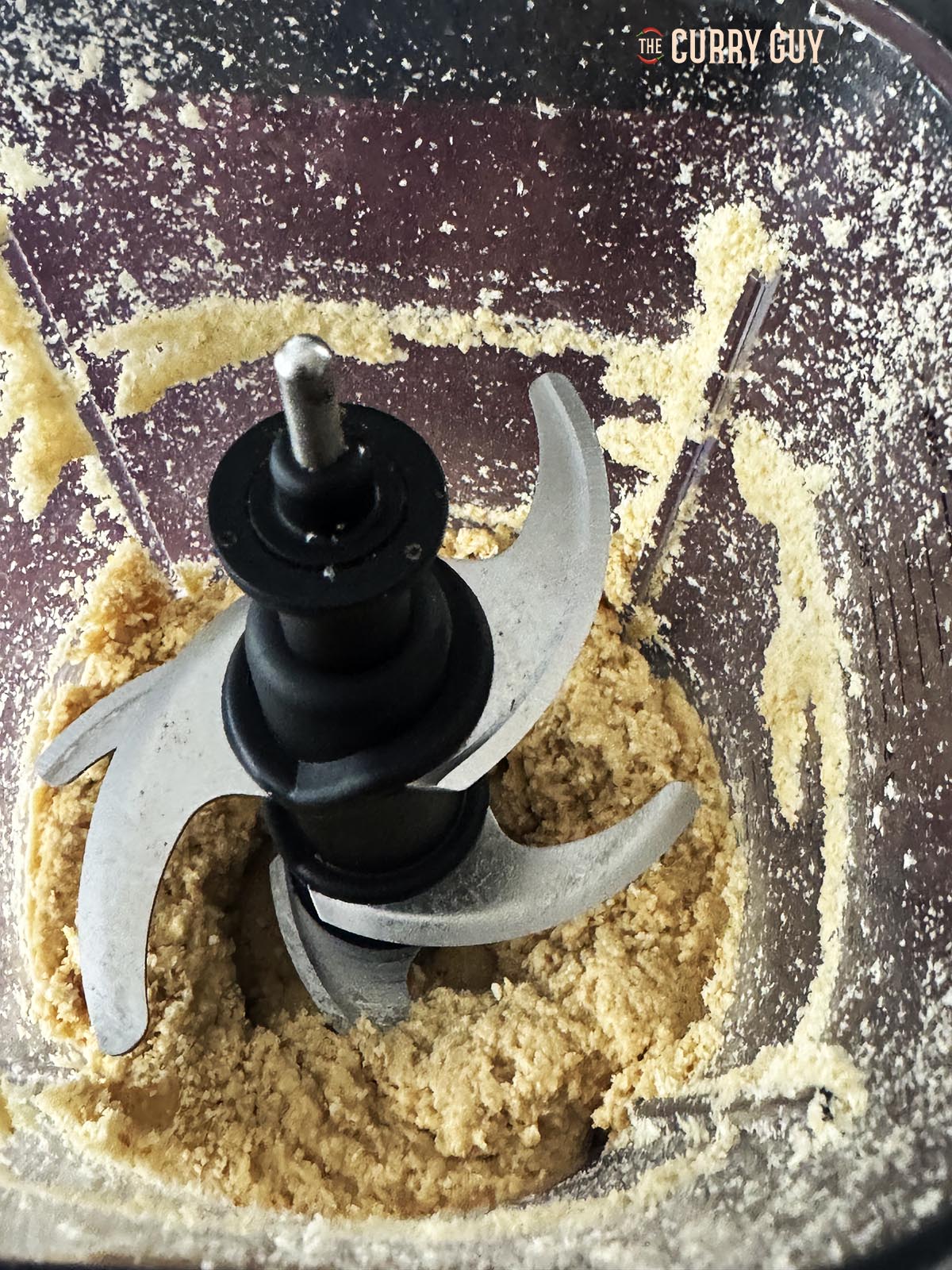 The sesames seeds blending into a paste.