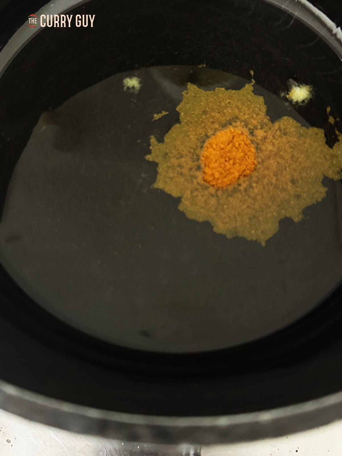 Stirring in the ground turmeric to fry for about 30 seconds.