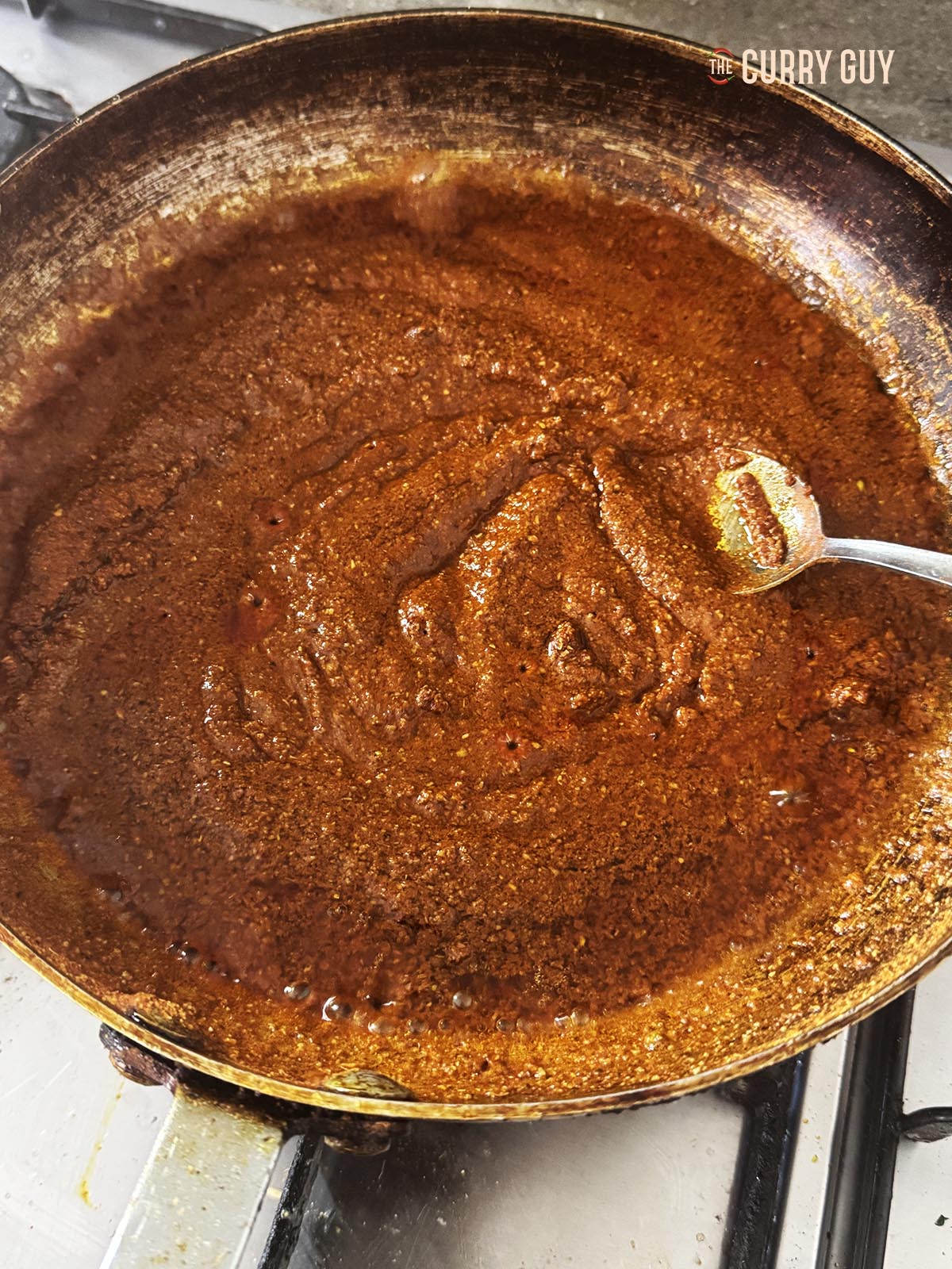 Adding oil to the frying pan and stirring it well to combine.