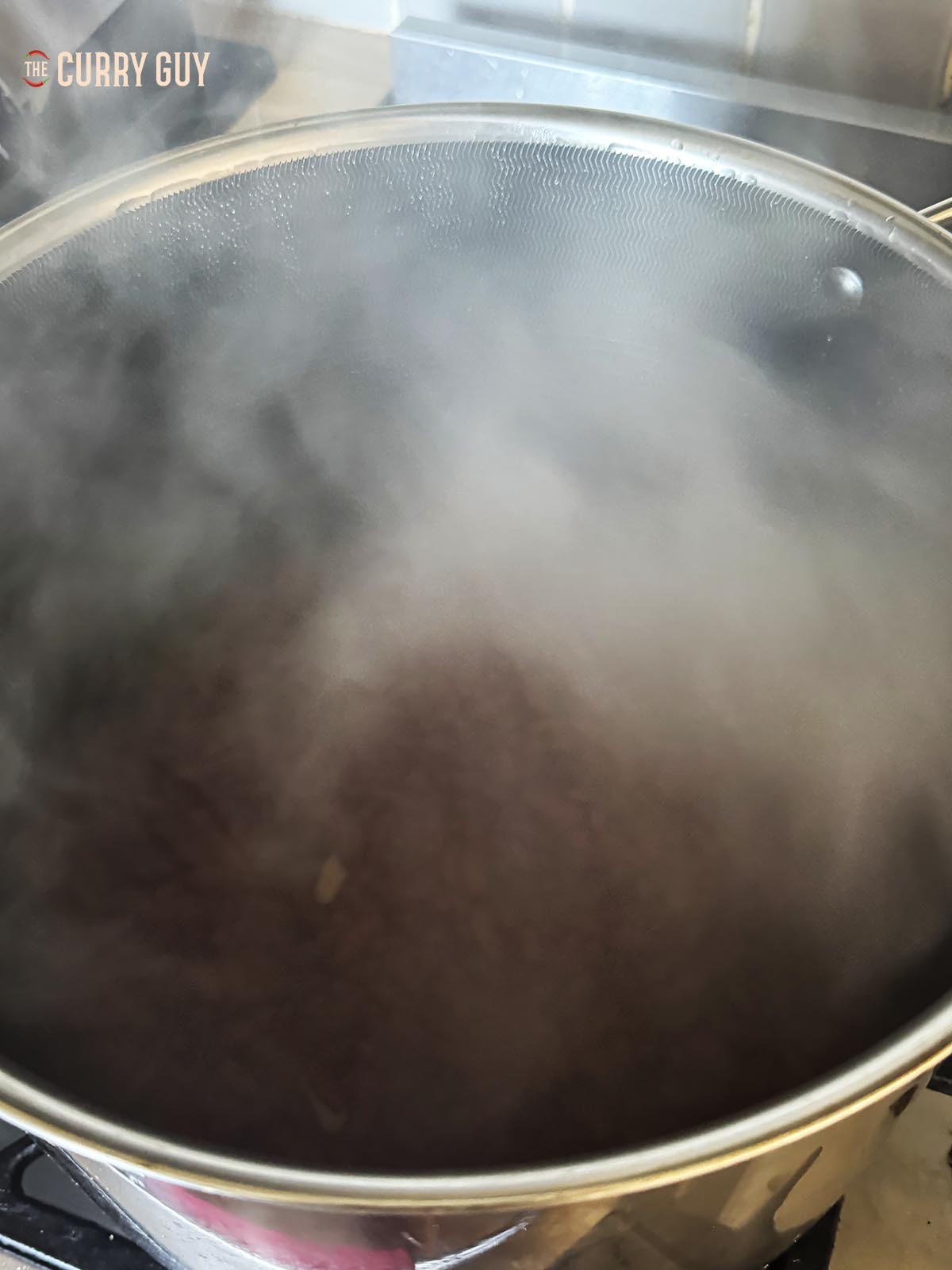 Boiling the kidney bean in a pot for 20 minutes.